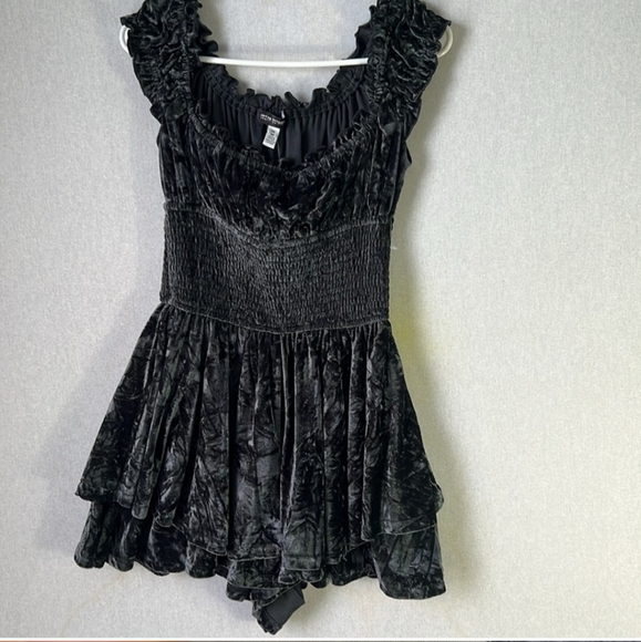 COPY - URBAN OUTFITTERS WOMEN ROSIE ROMPERS JUMPSUIT SIZE M BLACK VELVET - Picture 3 of 3